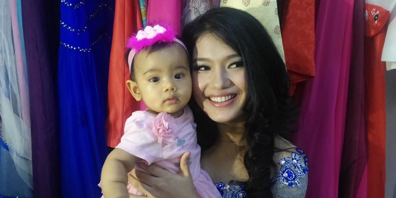 Kompas Comandi Muttya Keteng Pangerang Duma Riris Menggendong Anaknya Kompas Comandi Muttya Keteng Pangerang Duma Riris Menggendong Anaknya