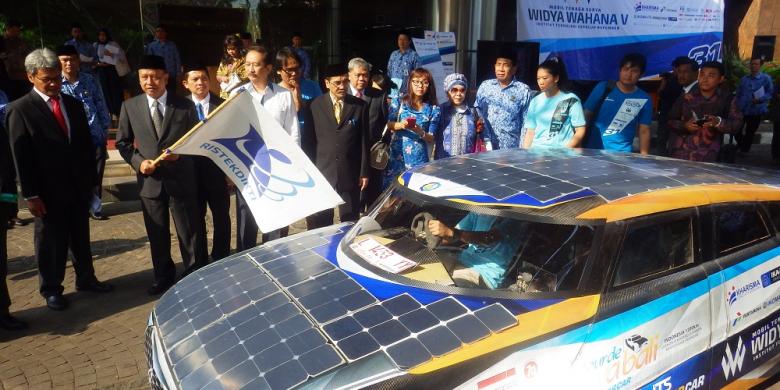 Menteri Riset, Teknologi, dan Pendidikan Tinggi, Muhammad Nasir, dalam peluncuran mobil listrik tenaga surya Widya Wahana V di Gedung BPPT, Jakarta, senin (17/8/2015).