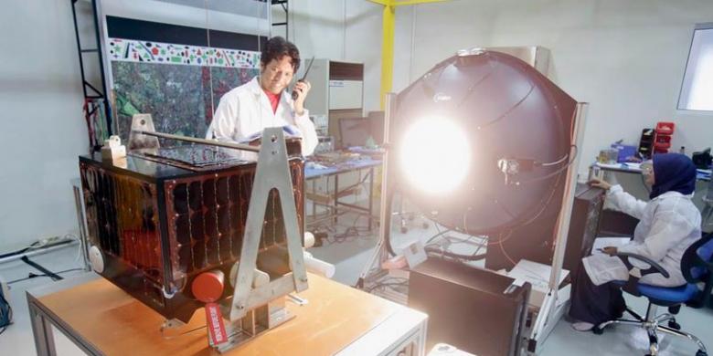 Satelit Lapan A2/Orari (kiri) menjalani persiapan akhir di Pusat Teknologi Satelit Lembaga Penerbangan dan Antariksa Nasional (Lapan) Rancabungur, Bogor, Senin (31/8/2015). Mikro satelit dengan berat 78 kilogram itu akan diluncurkan pada 27 September 2015 dari Pusat Antariksa Satish Dhawan, India.