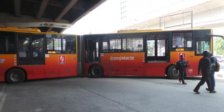 Kompas.com/Robertus Belarminus Sebuah bus Transjakarta tersangkut di ...