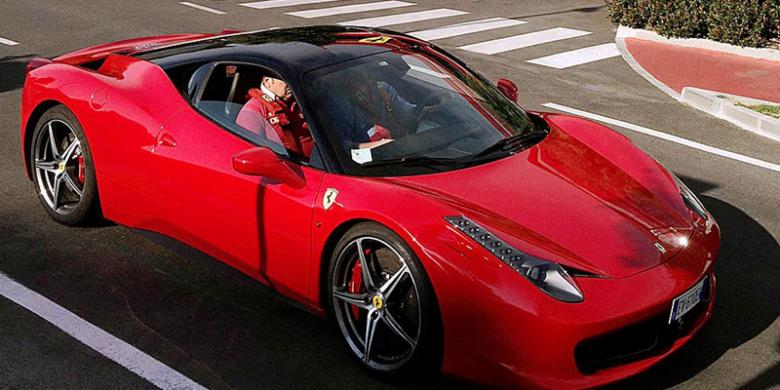 Mobil Ferrari berkeliling kawasan Maranello, Italia.