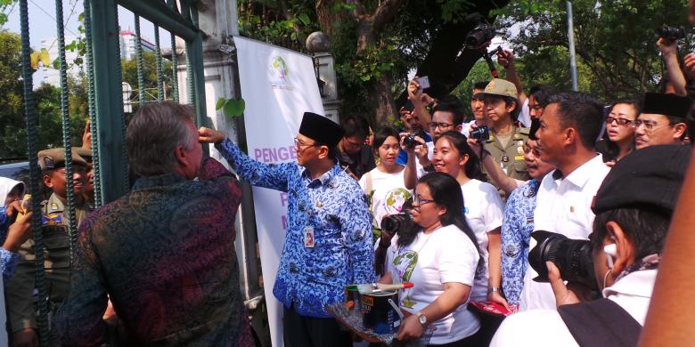 ahok kompas monas Jadi Kontrak, Kuli  Mengecat Pagar Pernah Ahok Monas  Luwes Kompas.com