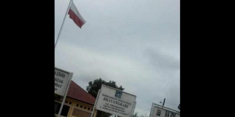 Bendera Terbalik di Mapolsek Siantar Marihat