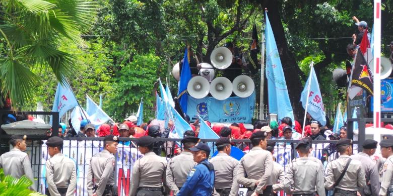 ahok di kompasiana Aziza depan ratusan Aksi buruh Sari di unjuk rasa KOMPAS.com/Kurnia
