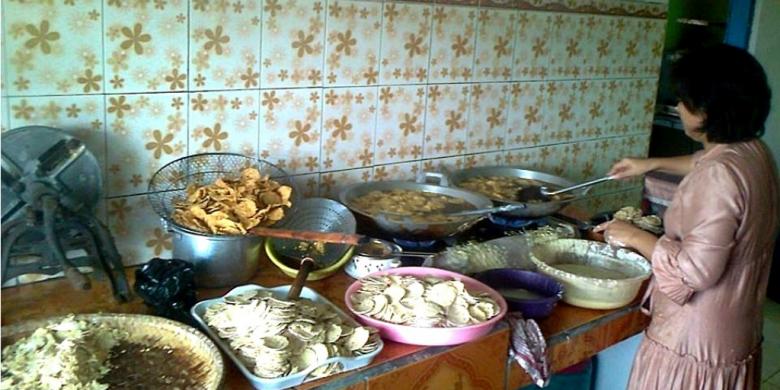   COM/SUKOCO Dapur pembuatan keripik karima yang menggunakan
rumput laut 