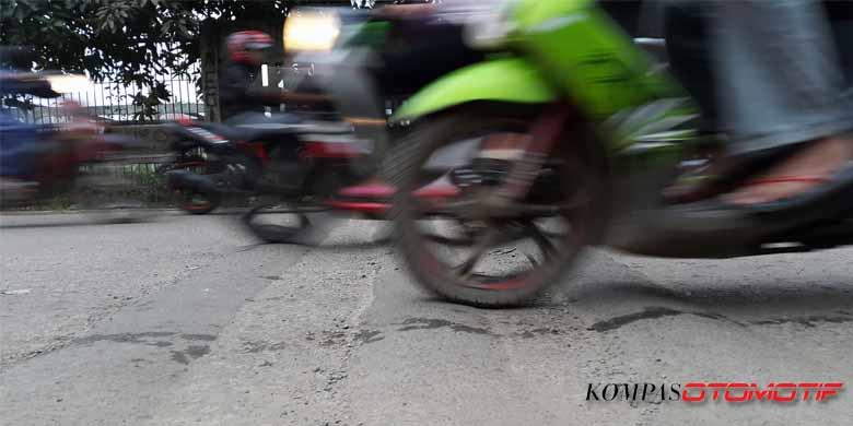 Alat pembatas kecepatan alias polisi tidur yang dibuat tanpa aturan resmi kadang malah bikin kecelakaan. (Febri Ardani/KompasOtomotif)