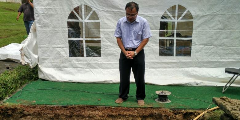 Rani Menangis Di Depan Kubur Ibunya