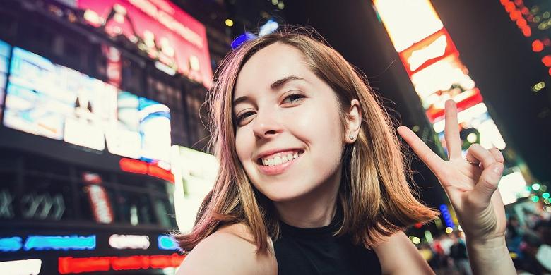 Foto selfie sambil sedikit memiringkan wajah akan mempertegas garis tulang rahang. 