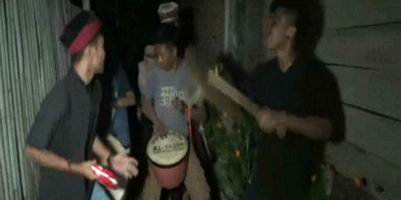 Remaja mesjida pemuda di Polewali Mandar sulawesi barat memanfaatkan musim Rebana tradisional Mandar untuk membangunkan warga makan sahur.