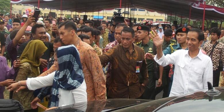 Jokowi Bagi bagi Sembako Lebaran Di Kampung Nelayan Jokowi Bagi bagi Sembako Lebaran Di Kampung Nelayan