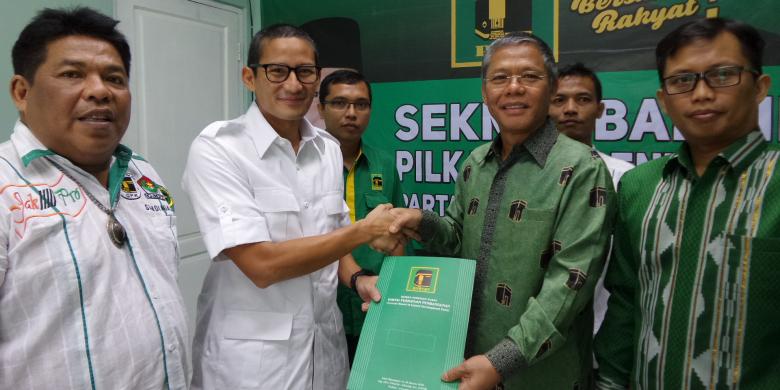 Bakal calon gubernur DKI Jakarta Sandiaga Uno bersalaman dengan Ketua Badan Pemenangan Pemilu Partai Persatuan Pembangunan Mardiono di Kantor DPP PPP, Jakarta Selatan, Rabu (22/6/2016). Kedatangan Sandiaga dalam rangka mengembalikan formulir penjaringan cagub DKI Jakarta dari PPP.
