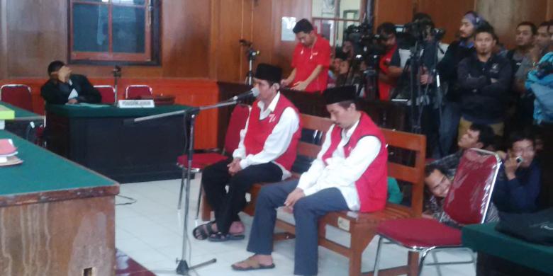 Sidang vonis kasus pembunuhan aktivis Salim Kancil di PN Surabaya