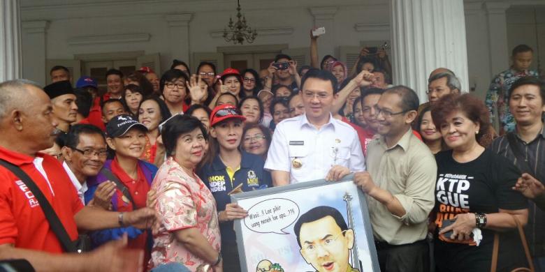 Gubernur DKI Jakarta Basuki Tjahaja Purnama mendapat hadiah lukisan dari relawannya di Balai Kota DKI Jakarta, Rabu (29/6/2016).