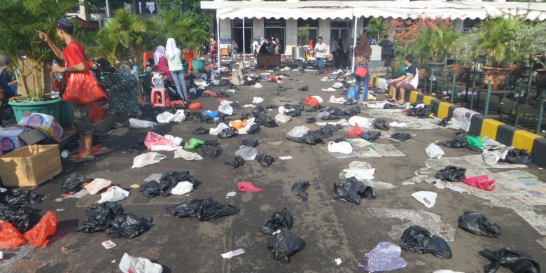 Halaman Masjid Istiqlal usai Salat Id