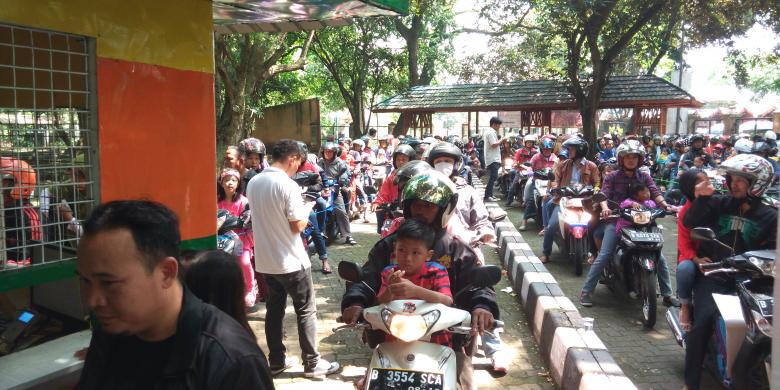 Masuk Ragunan Antre akibat Pembelian Jakcard