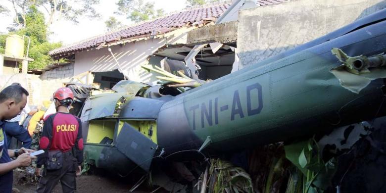 Foto dari tempat kejadian jatuhnya pesawat Helikopter TNI AD di kawasan permukiman penduduk di Dusun Kowang, Tamanmartani, Kalasan, Sleman pada Jumat (8/7/2016)