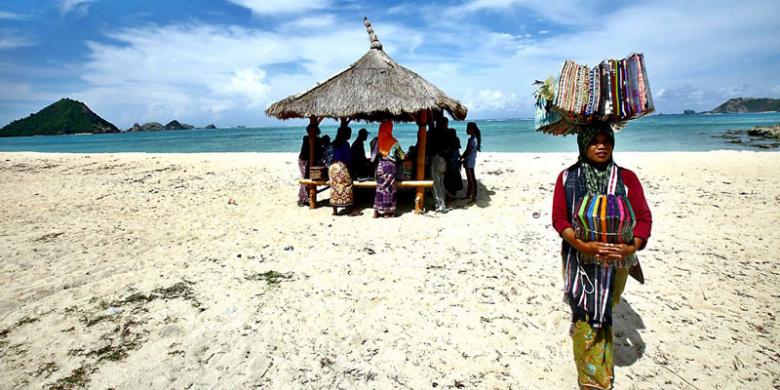 Panorama Pantai Kuta, kawasan Mandalika, Lombok Tengah, Nusa Tenggara Barat, Kamis (16/6/2016). Kawasan pesisir Mandalika berpotensi menjadi salah satu kawasan ekonomi khusus pariwisata yang dikembangkan untuk tujuan wisata unggulan Indonesia. Meski demikian, tantangan pembangunan sumber daya manusia dan pemberdayaan masyarakat lokal serta penataan kelestarian lingkungan dari dampak pembangunan perlu diperhatikan.