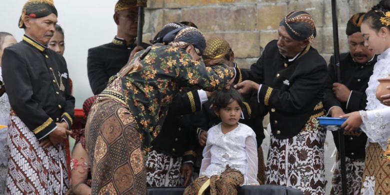 ARSIP BIRO HUKUM DAN KOMUNIKASI PUBLIK KEMENPARProsesi pemotongan rambul gimbal oleh Staf Ahli Bidang Multikultural Kemenpar, Harry Untoro di Candi Arjuna, Dieng, Minggu (7/8/2016).