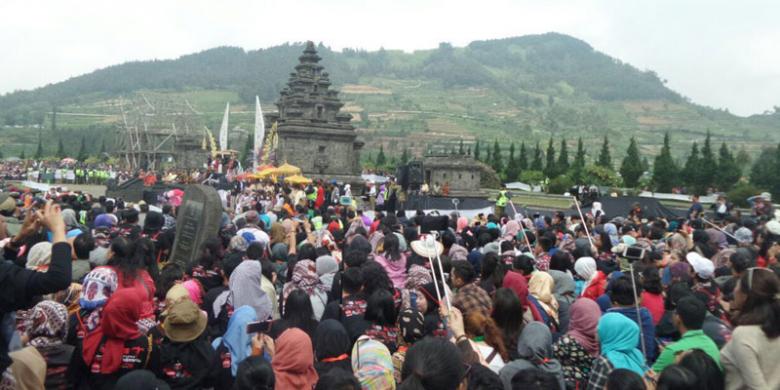 ARSIP BIRO HUKUM DAN KOMUNIKASI PUBLIK KEMENPARRibuan wisatawan dari dalam dan luar negeri memadati acara Dieng Culture Festival 2016.