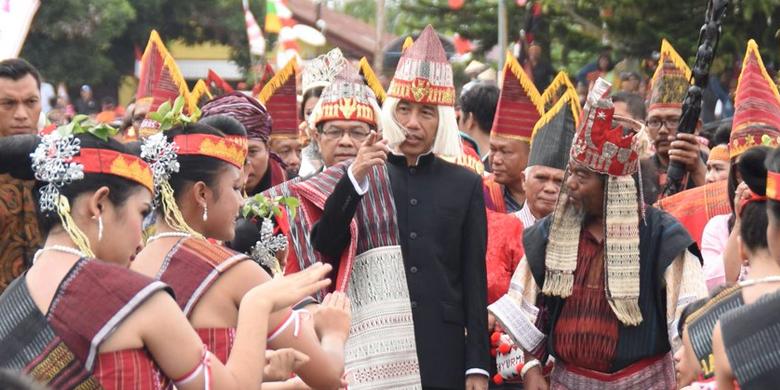 Olok-olok Baju Batak Jokowi Bentuk Ketidaktahuan Budaya 