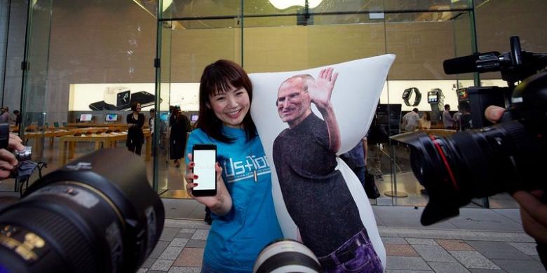 Wanita Ini Ditemani Steve Jobs Saat Antre IPhone 7