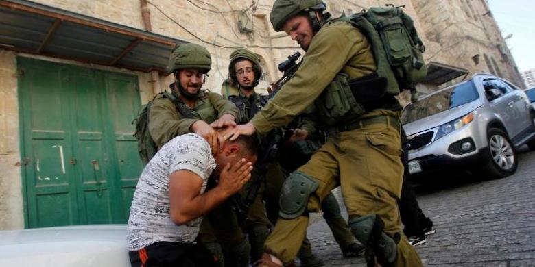 Tentara Israel Tertangkap Kamera Pukuli Seorang Pria Palestina