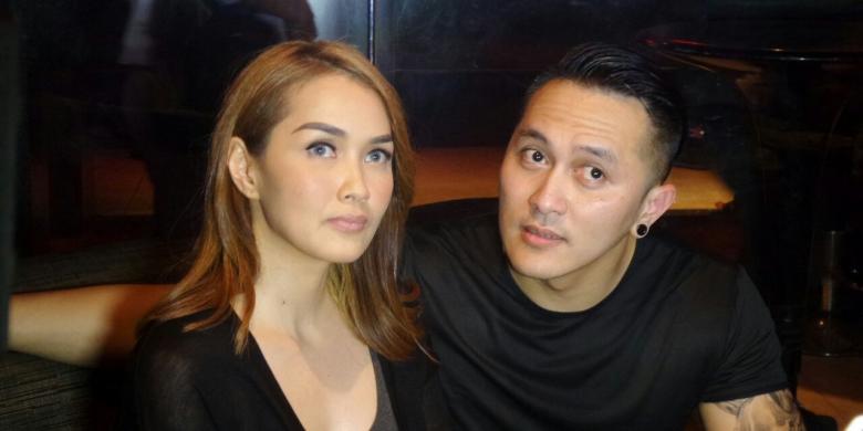 Pasangan artis Sara Wijayanto dan Demian Aditya diabadikan dalam sebuah acara amal di Rolling Stone Cafe, Ampera Raya, Jakarta Selatan, Senin (26/9/2016).