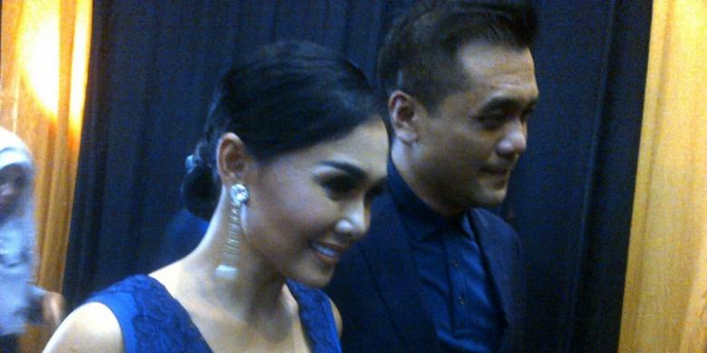 Yuni Shara dan Chiko Raoul Hakim diabadikan saat berjalan di atas karpet Merah AMI Awards 2016 di Ecovention - Ecopark Ancol, Jakarta Utara, Rabu (28/9/2016) malam.