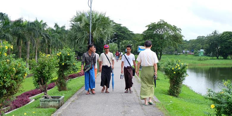 Mengapa Semua Laki-laki dan Perempuan Myanmar Pakai "Sarung"?
