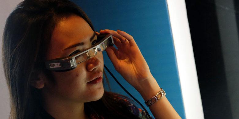 Beda Kacamata Pintar Epson dengan Google Glass