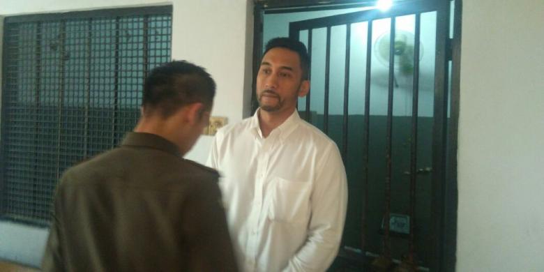 Artis peran Restu Sinaga menjalani sidang perdana kasus penyalahgunaan narkoba di Pengadilan Negeri Jakarta Selatan, Kamis (13/10/2016).