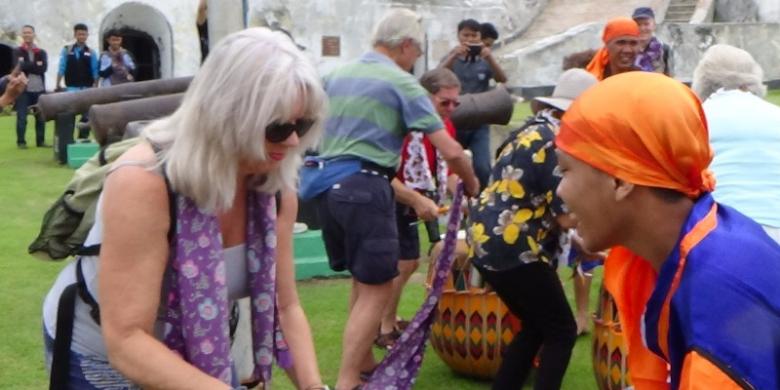 Wisatawan Inggris di Benteng Marlborough, Bengkulu disambut dengan musik doll, Kamis (20/10/2016). Ratusan wisatawan Inggris ini tiba di Pelabuhan Pulau Baai menggunakan Kapal Pesiar Caledonian Sky.