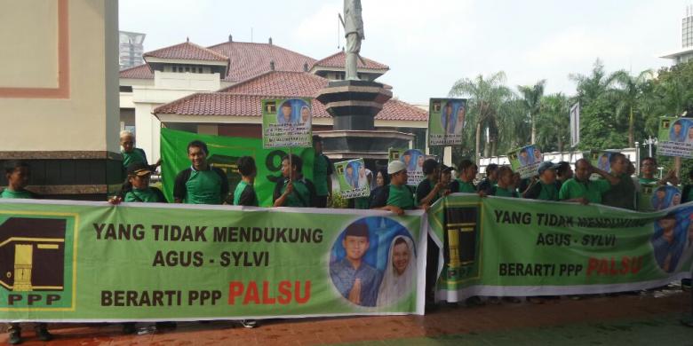 Kader PPP kubu Romahurmuziy membawa spanduk dukungan pasangan Agus dan Sylviana di Balai Sudirman, Senin (24/10/2016).