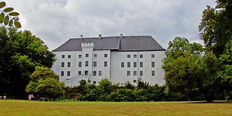 Dragsholm Slot yang dipercaya digentayangi arwah dengan bentuk tengkorak bergaun putih