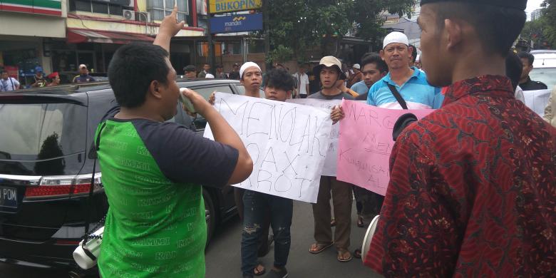 Sekelompok pemuda yang berjumlah belasan orang melakukan aksi unjuk raksa di Jalan Bangka Raya, Jakarta Selatan, Selasa (15/11/2016).
