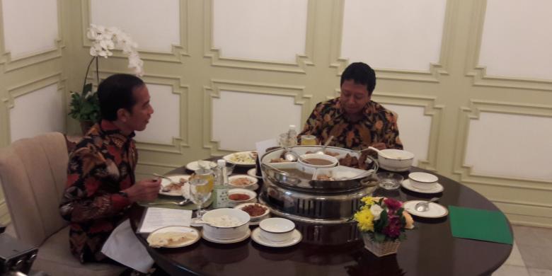 Suasana makan siang Presiden Joko Widodo dan Ketua Umum PPP Romahurmuziy di Istana Merdeka, Jakarta, Selasa (22/11/206).