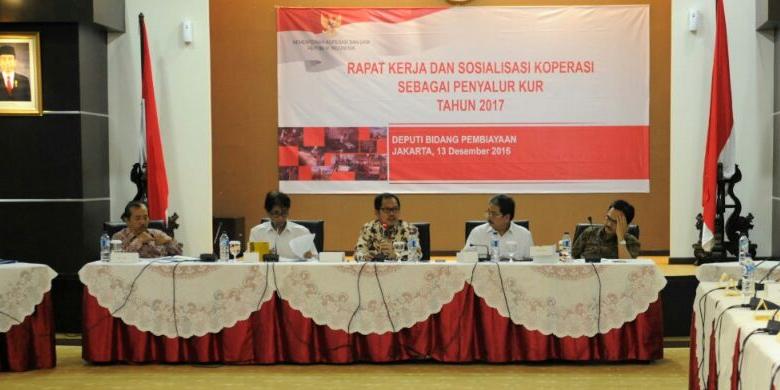 pat kerja dan sosialisasi koperasi sebagai penyalur KUR di Jakarta, Selasa (13/12/2016).