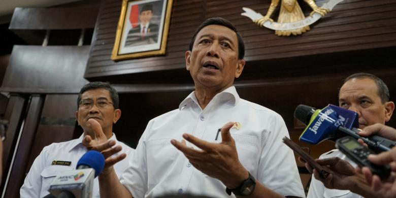 Hasil gambar untuk fadli zon vs wiranto