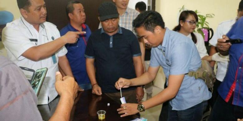 Bupati Katingan Ahmad Yantenglie (kaus hitam bertopi) melakukan pemeriksaan urine di Mapolda Kalimantan Tengah, Kamis (5/1/2017). (TRIBUN PONTIANAK/FATURAHMAN)