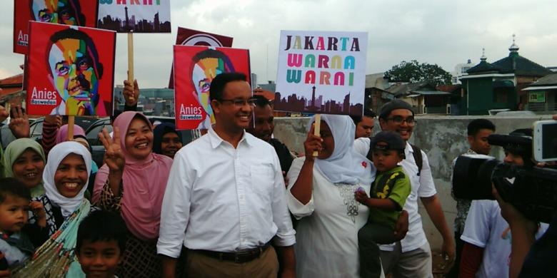 Calon gubernur DKI Anies Baswedan disela kampanyenya di kawasan bekas penertiban Bukit Duri, untuk normalisasi Sungai Ciliwung di RW 12 Bukit Duri, Tebet, Jakarta Selatan, Senin (9/1/2017).