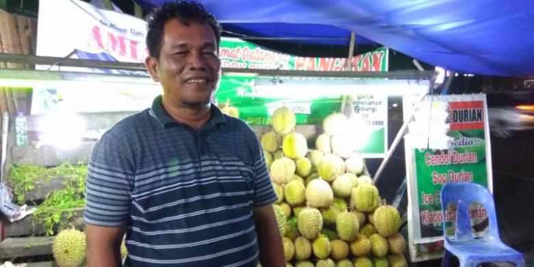 Irfan penjual durian di Jalan Sudirman, Pekanbaru, Riau | Kompas.com/Silvita Agmasari