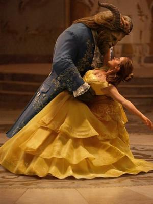 Emma Watson dan Dan Stevens bermain dalam film Beauty and the Beast (2017).