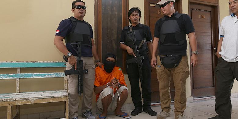 Proses rekonstruksi kasus pembunuhan terhadap Casriah (35), di Hotel Flamboyan, Tangerang, Kamis (19/1/2017). Casriah, seorang asisten rumah tangga yang sedang mengandung delapan bulan dibunuh oleh suami sirinya, Syarif (27) pada Senin, 16 Januari lalu.