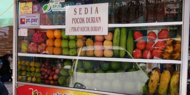 KOMPAS.COM/SILVITA AGMASARI
Penjual pocok durian di Pasar Bawah, Pekanbaru, Riau. Pocok durian merupakan buah durian dicampur dengan alpukat. Ini lagi ngetren di Pekanbaru.