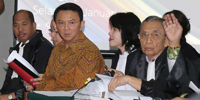 POOL / AKTUAL.COM / TINO OKTAVIANO
Gubernur nonaktif DKI Jakarta Basuki Tjahaja Purnama (Ahok) menjalani sidang lanjutan terkait kasus dugaan penodaan agama di Auditorium Kementerian Pertanian, Jakarta Selatan, Selasa (24/1/2017). Sidang Ahok kali ini beragendakan mendengarkan lima keterangan saksi dari pihak Jaksa Penuntut Umum.