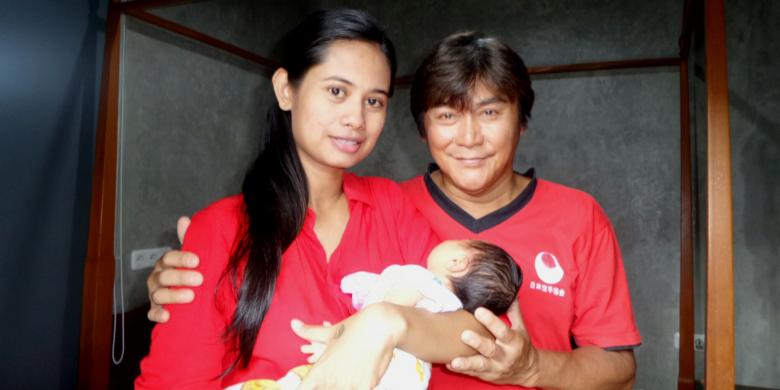 Willy Dozan bersama istrinya, Rumiyati Ningsih, dan bayi mereka diabadikan di kediaman merekadi kawasan Cinere, Depok, Jawa Barat, pada Selasa (24/1/2017).