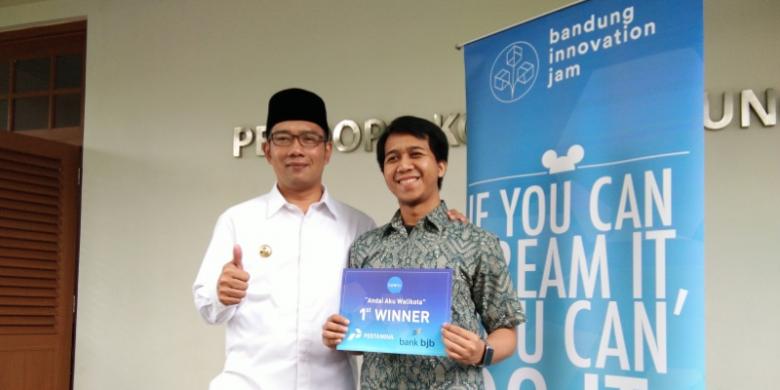 Wali Kota Bandung Ridwan Kamil saat berfoto bersama pemenang lomba Andai Aku Wali Kota Dani Ferdian, di Pendopo Kota Bandung, Jalan Dalemkaum, Jumat (27/1/2017).