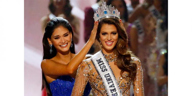 Miss Universe 2015, Pia Wutzbarch, memakaikan mahkota Miss Universe kepada Miss France yang terpilih sebagai Miss Universe 2016.