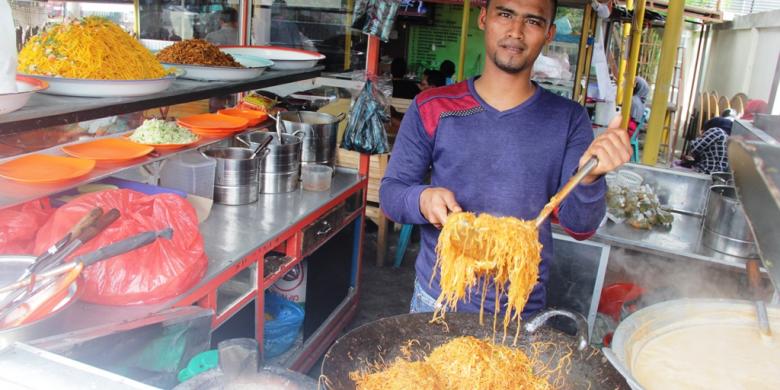 Putra, sedang memasak mi caluek di Blang Padang, Banda Aceh, Selasa (31/1/2017). Kompas.com