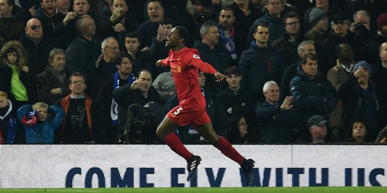 Gelandang Liverpool asal Belanda, Georginio Wijnaldum, melakukan selebrasi setelah mencetak gol ke gawang Chelsea pada pertandingan Premier League di Anfield, Liverpool, Selasa (31/1/2017).PAUL ELLIS/AFP